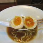 飛魚だし醤油そば+熟玉850円の熟玉子