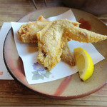 梟亭 - 手羽先(サービス)これが美味しかった！ビールに最高