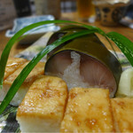 いづ重 - 鯖箱、鯖寿司と鱧の押し寿司の組み合わせ