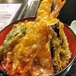 海鮮 伊達家 - カリッと良い揚げ具合で
美味しい天丼ですね。