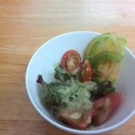 デリシャストマトファームカフェ - 青トマトバジルのドレッシングをかけたサラダ♪