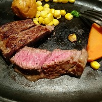 ステーキハウス ビーフオークマ 名古屋店 - 切ってみるとミディアム以上に焼けている