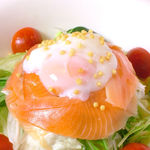 Ichigoya - 香ばしく食欲をそそるスモークサーモンの温玉サラダ