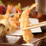 天ぷら割烹 うさぎ - 料理写真:目の前で揚がった新鮮な旬の食材に舌鼓！３種類の塩は日替わりで。