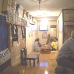 森本酒店 - 入口から見たところ：右カウンター/奥テーブル座敷