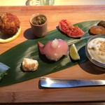 てしま旅館 - 八寸  チーズのもろみ味噌漬 オクラのえごま和え アボガド味噌漬け豆腐ディツプピーナッツのせ 甘納豆の燻製 モズク入ジャガイモコロッケ鰹節衣 いちじく  地鶏の春巻