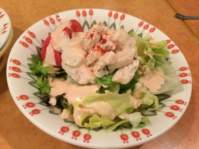 隣駅近くにある サイゼリヤ へ行く やわらかチキンのサラダ 柔かチキンのチーズ焼き セットプチフォッカ フレシュワイン 白 今日はどこに行く