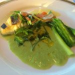 ぬーじ - すずきのポワレ、恩納村のアスパラのピューレをソースに変えて