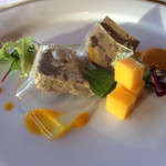 ぬーじ - フォアグラのテリーヌ　月桃のシートとフィグノアを纏わせて