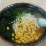 Kuruma Ya Ramen - カレーラーメンにコーンとワカメをトッピングしました、意外にもカレースープにワカメがよく合います。