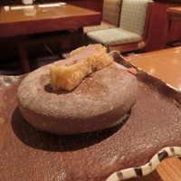 横浜 瀬里奈 浪漫茶屋 - しっかりと炙るには石焼き