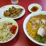 せとラーメン - 味噌ラーメン（コーントッピング）+半分チャーハン+ギョーザ：500円+100円+400円+500円