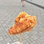 Karakara Ya - からカリ（もも肉）  1個180円。齧ると中からジュワッと。