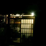 武蔵屋 - 店の外観(外にこぼれる蛍光灯の光)