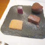 レストラン マノワ - プティ・フール（ベリーのパート・ド・フリュイ？、フィナンシェ？、ショコラ、ピスタチオクッキー？）