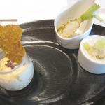 レストラン マノワ - アミューズブーシュ（大根＋マスカルポーネ、ハマグリ＋セージジュレ＋青リンゴソルベ、トウモロコシのムースとチュイル）