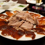 YEN CHINESE RESTAURANT  - 盛り付けられた北京ダック　真ん中には身が。