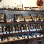 パティスリートレカルム - 焼菓子棚全景