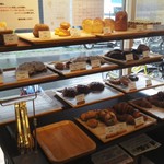 パティスリートレカルム - パン棚全景