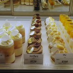 パティスリートレカルム - ケーキショーケース