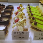 パティスリートレカルム - ケーキショーケース