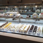 パティスリートレカルム - ケーキショーケース全景