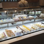 パティスリートレカルム - ケーキショーケース全景