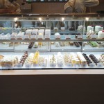 パティスリートレカルム - ケーキショーケース全景