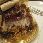 パティスリートレカルム - 中には２種のマロンクリームと生クリーム・カシス