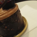 パティスリートレカルム - 周りのチョコはフレークっぽい