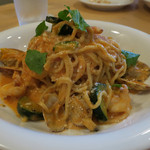 イルゴローソ - エビ、アサリ、ズッキーニのトマトソースのタリアリーニ