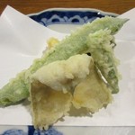 蕎麦　もり木 - ［揚物］鱚、スナップエンドウ、オクラ、茄子、ズッキーニ
