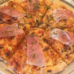 秋葉原アンチョビ - イタリア産生ハムとアンチョビのピザ