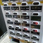 らーめん 萬亀 - 右にある食券販売機