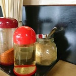 らーめん 萬亀 - カウンターの調味料