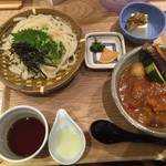 冷やしざるうどんと玄米野菜カレー丼」980円