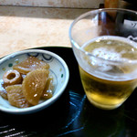 Izumiya - ビールを注文するとアテが付く。