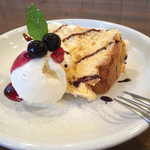 カフェアール - ケーキセット500円（ドリンク付き）シフォンケーキ、バニラアイス