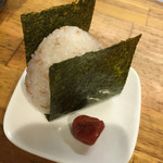 立ち食いジンギスカン はや川 - おにぎり 100円(ラムの佃煮入り、梅干し)