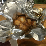 立ち食いジンギスカン はや川 - サービス ニンニクホイル焼き(お通し)