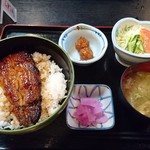 Oshokujitokoro Genji - 鰻丼(サラダ付き）2040円