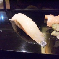 築地青空三代目 大名古屋ビルヂング店 - 白身。自家製のガリとセロリの漬物