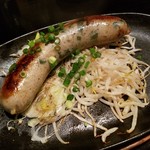 居酒屋 おば九 - 自家製餃子ソーセージ(¥890−)