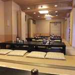 岩亀 - 広い掘りごたつの店内