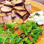 FURIO - 紅茶豚のチャーシュープレート。
¥850 スープ、ドリンク付