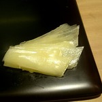 鮨みなと - 鮨下駄には大将が見事な包丁裁きで切ってくれた「がり」を乗せてスタート。