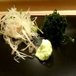 鮨みなと - 洗練された鮨下駄には薬味が準備されます。
      ・浜名湖の青海苔
      ・ミョウガ
      ・わさび