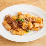 トラットリア バール ジョルノ - Rigatoni con ragu genovese napoletana　極上の豚肉と野菜、赤ワインの旨味を凝縮させた名物パスタです。