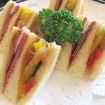 イノダコーヒ - パストラミビーフと夏野菜のサンドウィッチ　（ドリンクセット）　１５８０円