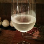 炭火焼き鳥kitchenひよこ - 日本酒をワイングラスで(田酒)